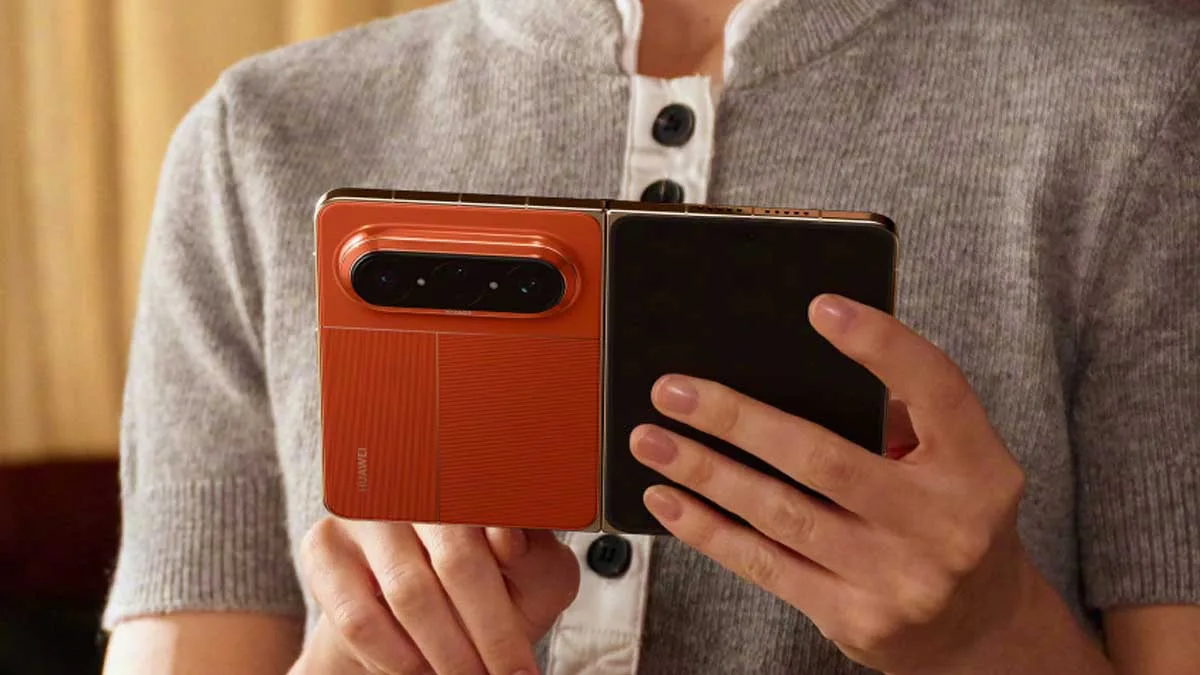 Un telefon pliabil în mâinile unei persoane, cu un design modern și elegant.