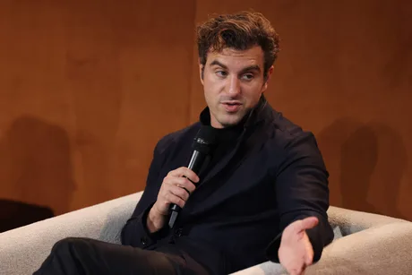 Brian Chesky discutând despre impactul inteligenței artificiale în dezvoltarea Airbnb.