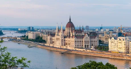 Peisaj urban cu clădiri istorice și apă, simbolizând Ungaria.