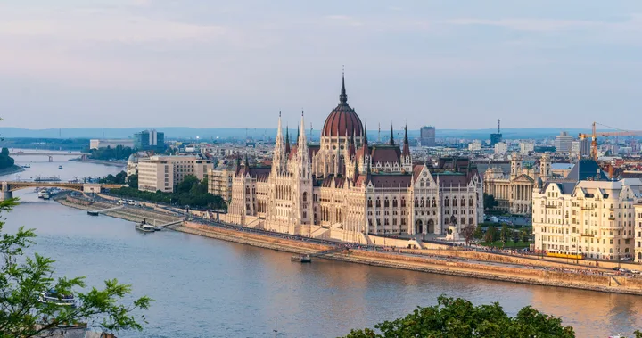 Peisaj urban cu clădiri istorice și apă, simbolizând Ungaria.