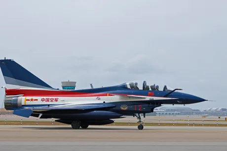 Avion de luptă Chengdu J-10C expus la Singapore Airshow, simbol al puterii militare chineze.