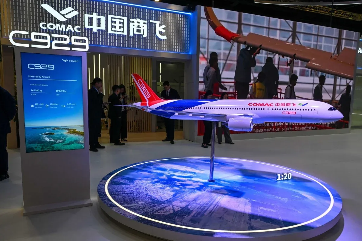 Modelul avionului C929 expus la Singapore Airshow de către China.