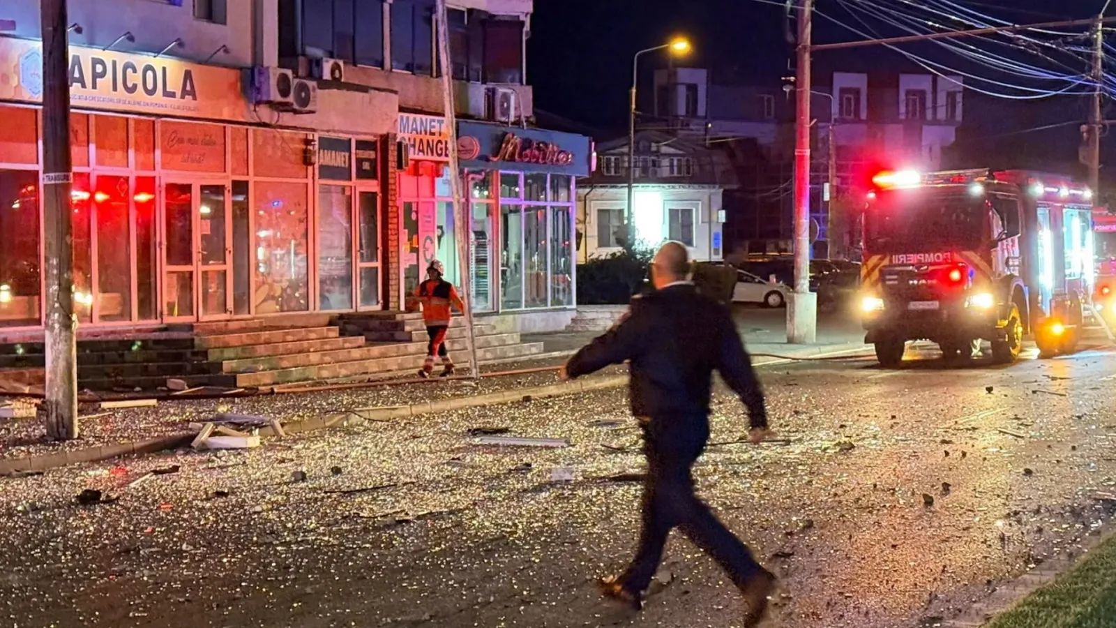 Stradă din Galați după atacul cu dronă, cu resturi și intervenția echipelor de urgență.