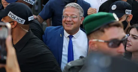 Ministrul israelian Itamar Ben-Gvir înconjurat de susținători la o manifestație.