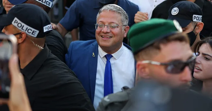 Ministrul israelian Itamar Ben-Gvir înconjurat de susținători la o manifestație.
