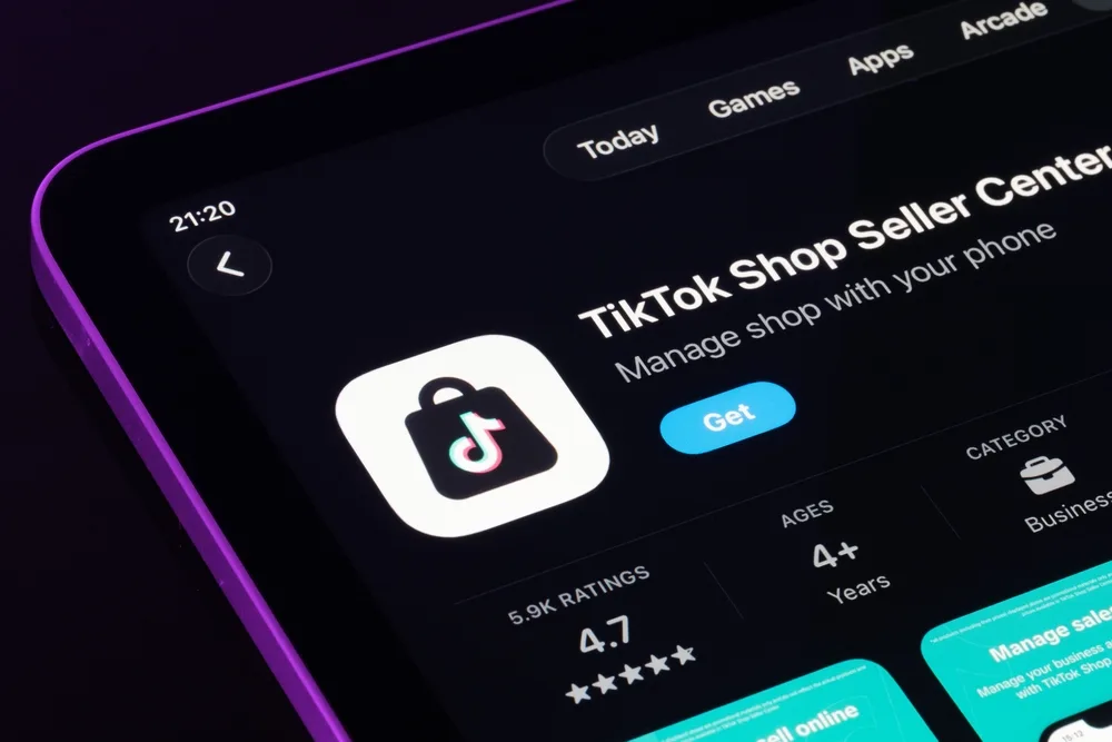 Interfața aplicației TikTok Shop pe un dispozitiv mobil, cu opțiuni de gestionare a vânzărilor.