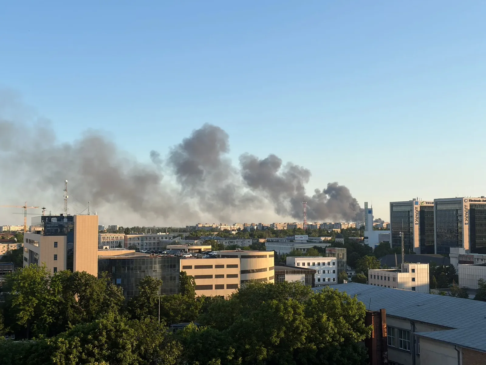 Fum dens se ridică deasupra orașului Bragadiru în urma unui incendiu.