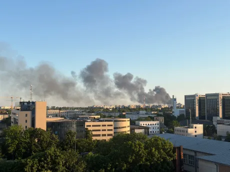 Fum dens se ridică deasupra orașului Bragadiru în urma unui incendiu.