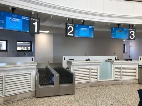 Birouri de check-in pe Aeroportul Henri Coandă, pregătite pentru pasageri.
