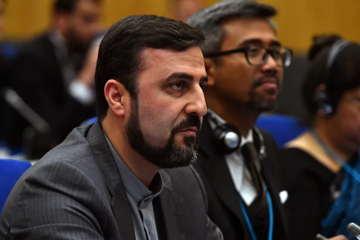 Discuții intense între oficialii iranieni și mediatori internaționali pentru încetarea conflictului.