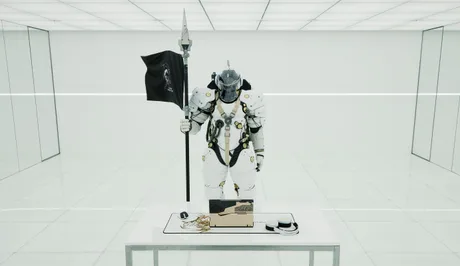 Un personaj futurist în armură albă, ținând o steag negru, lângă un birou minimalist.