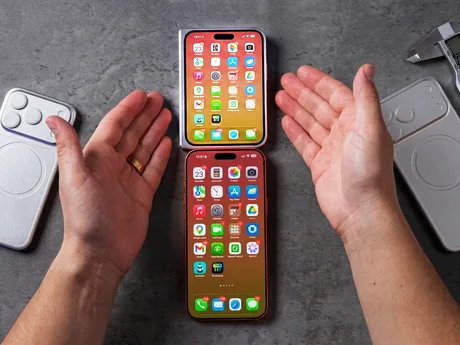 Prototip de iPhone pliabil cu design subțire și cameră proeminentă.