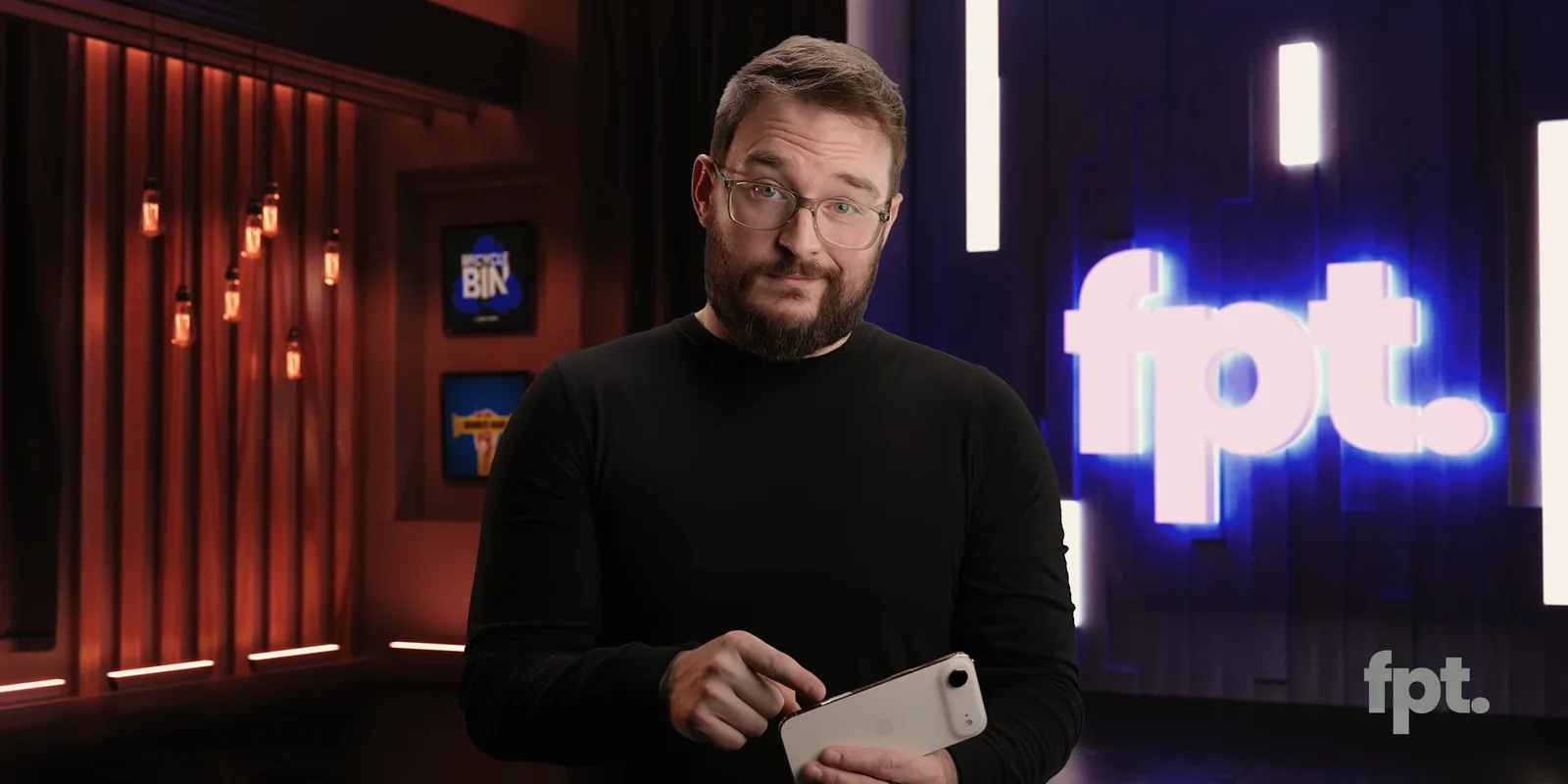 Prezentator discutând despre noul design al iPhone 18 Pro într-un studio modern.