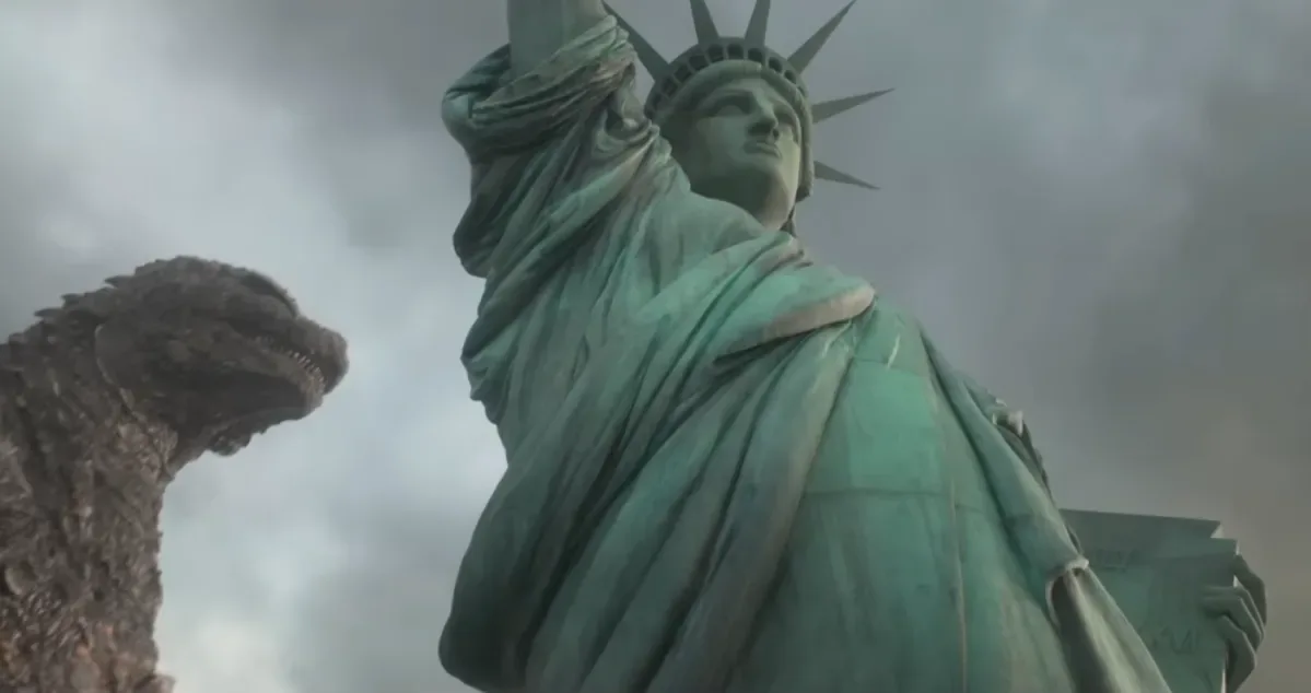 Godzilla se apropie de Statuia Libertății în New York, anticipând distrugerea orașului.