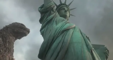 Godzilla se apropie de Statuia Libertății în New York, anticipând distrugerea orașului.
