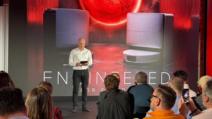 Prezentare a noului aspirator robot Saros 20 în cadrul evenimentului din Varșovia.