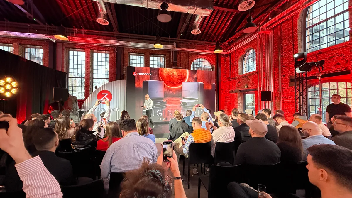 Evenimentul de lansare Roborock în Varșovia, cu mulți participanți.