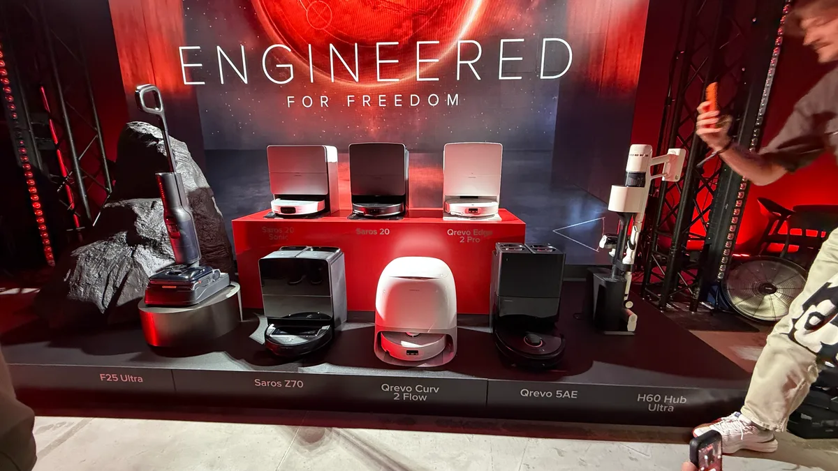 Prezentarea modelului Saros 20 și a altor produse Roborock.