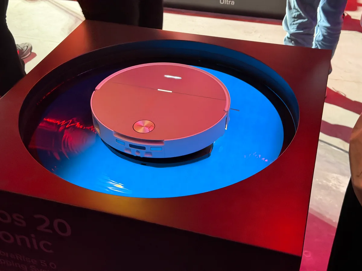 Saros 20 Sonic expus pe un suport iluminat la eveniment.