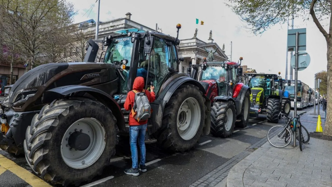 Protestatarii blochează drumurile cu tractoare în Dublin, cerând măsuri împotriva creșterii prețurilor la combustibili.