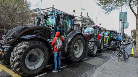 Protestatarii blochează drumurile cu tractoare în Dublin, cerând măsuri împotriva creșterii prețurilor la combustibili.
