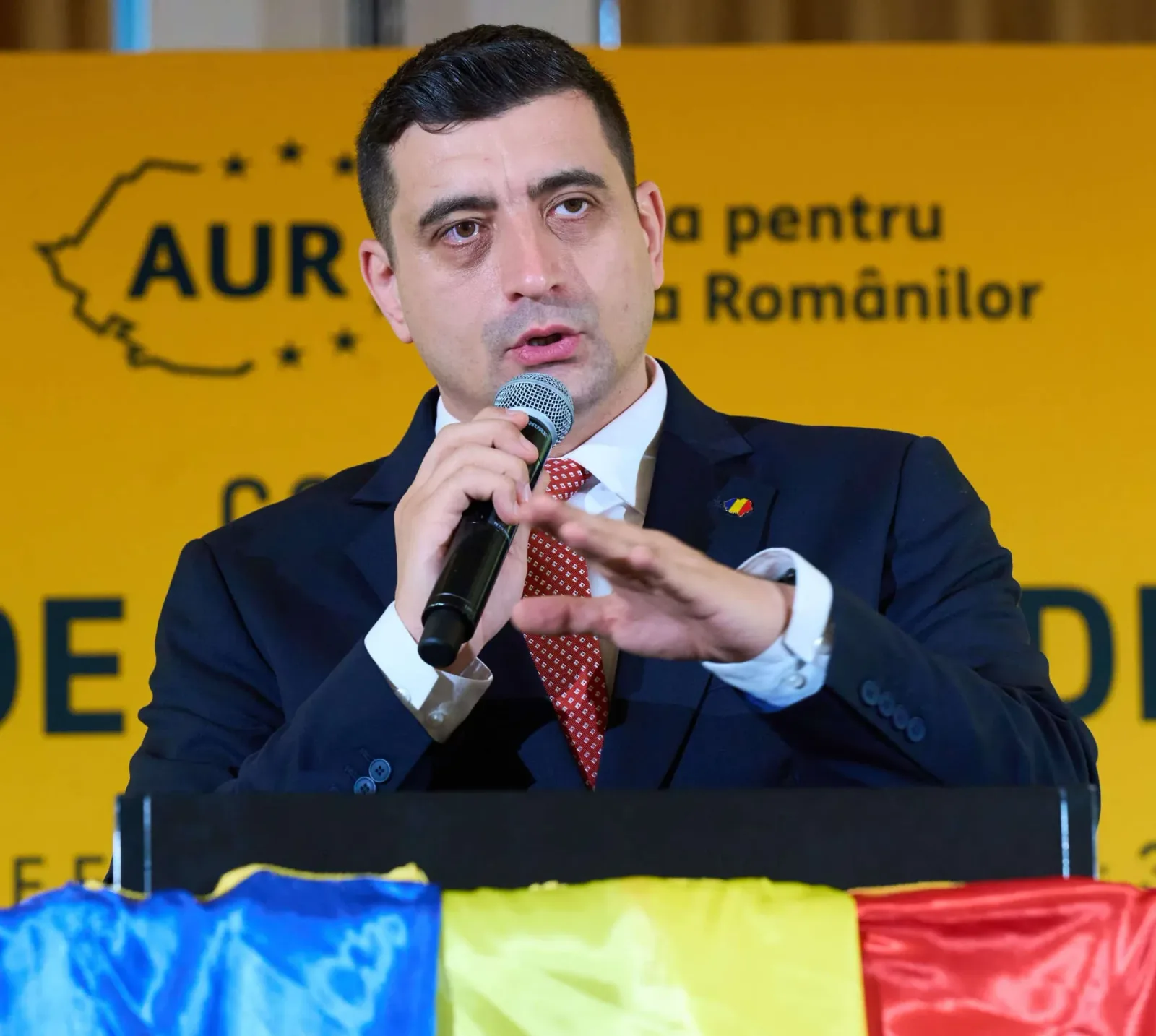 Reprezentant AUR susținând moțiunea de cenzură în fața presei.