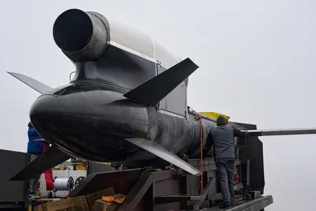 Rachetă FP-5 Flamingo pregătită pentru lansare, simbol al inovației ucrainene.