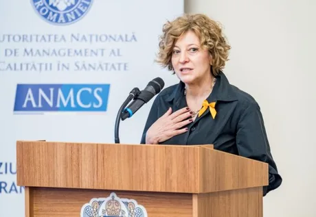 Vicepremierul Oana Gheorghiu susține un discurs la un eveniment oficial.