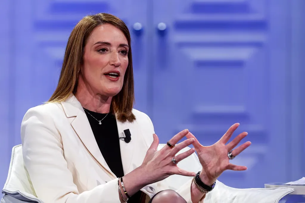 Roberta Metsola discutând despre securitatea europeană la un eveniment