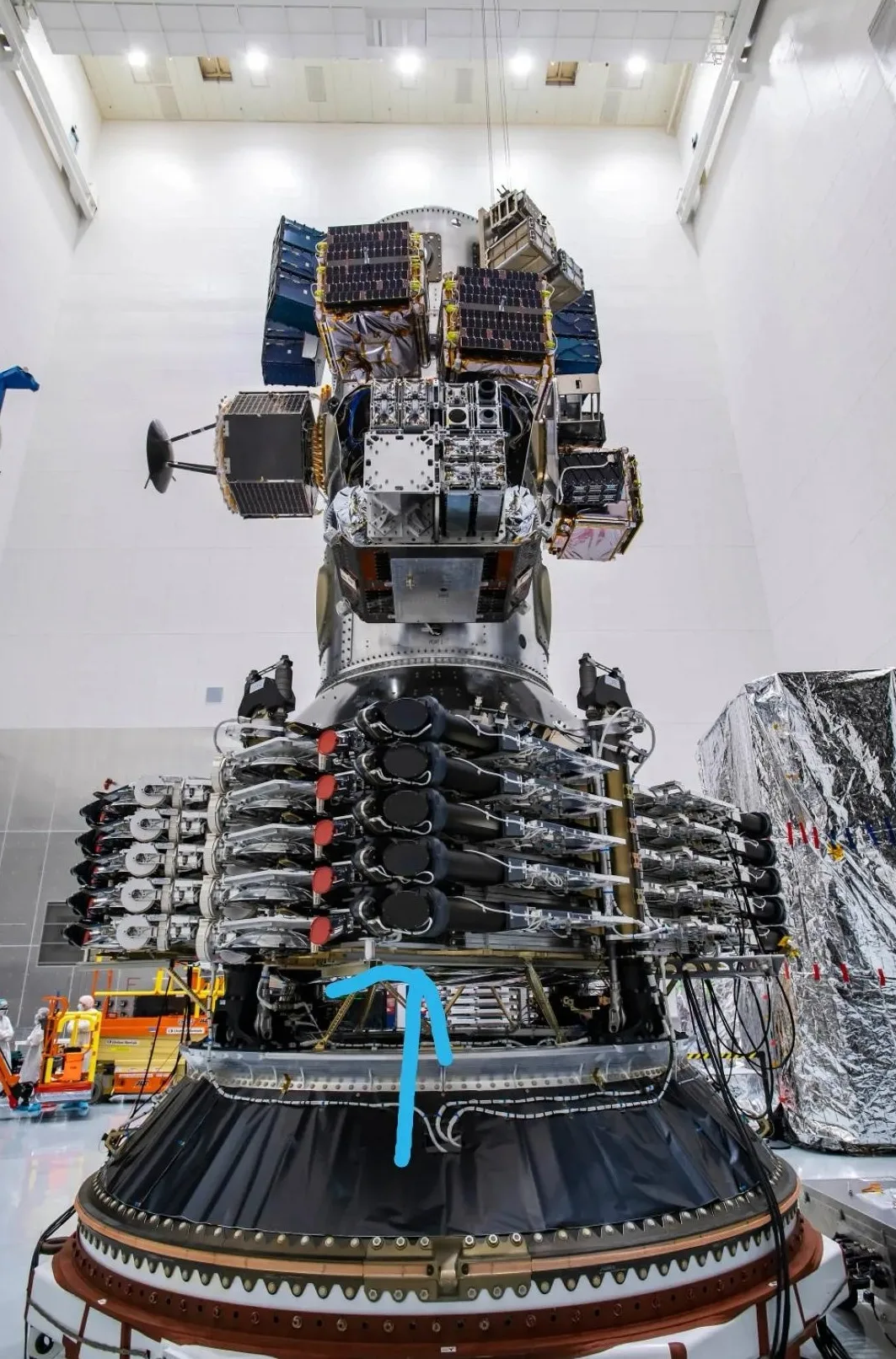 Satelitul Starlink V2 pregătit pentru lansare în centrul de testare.