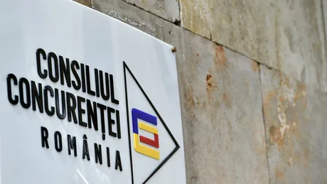 Logo-ul Consiliului Concurenței pe un fundal texturat.