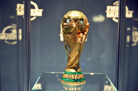 Trofeul Cupei Mondiale expus într-un muzeu dedicat fotbalului.