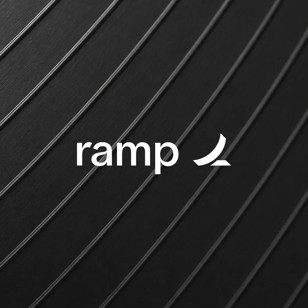 Logo Ramp pe un fundal texturat negru.