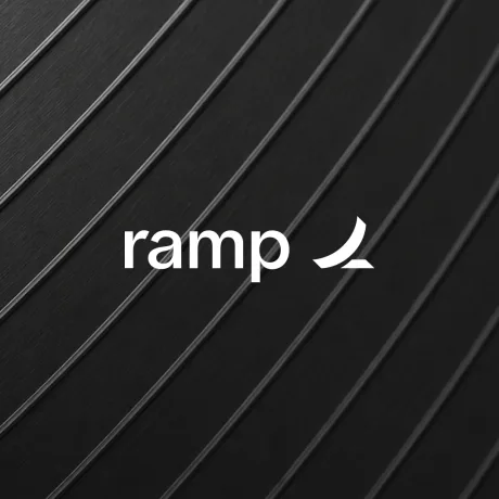 Logo Ramp pe un fundal texturat negru.