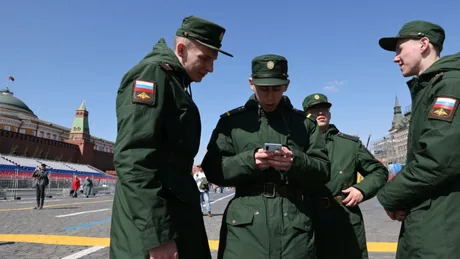 Soldați ruși discutând pe o stradă din Moscova.
