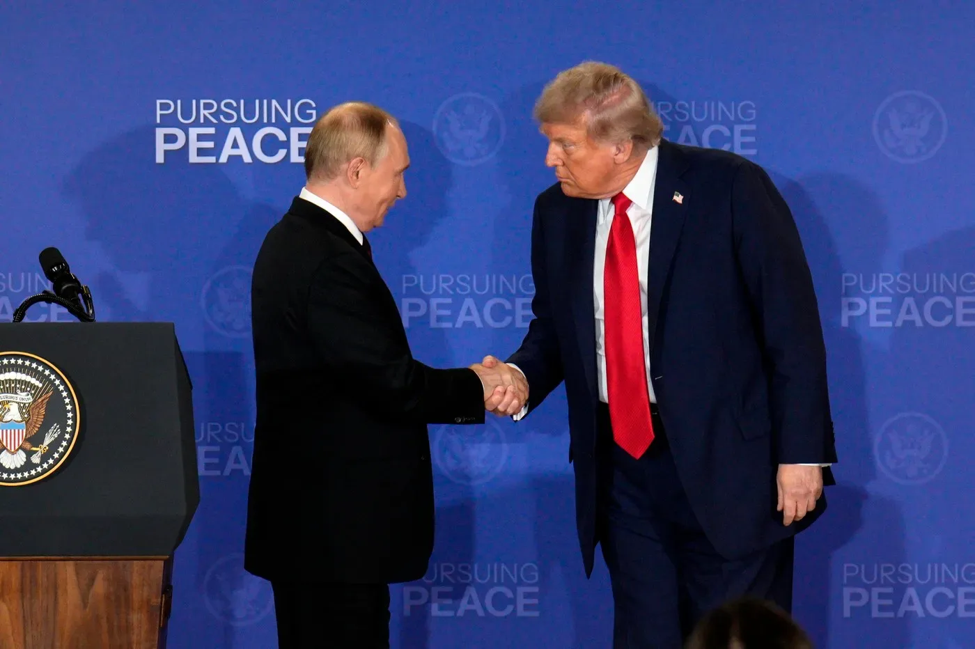 Trump și Putin strâng mâna într-un cadru oficial, discutând despre summitul G20.