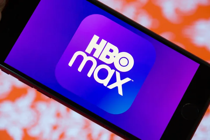 Logo HBO Max pe un telefon mobil, evidențiind oferta de televiziune.