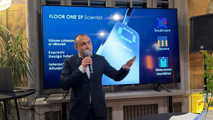 Prezentare a aspiratorului vertical Floor One S9 Scientist la evenimentul de lansare din București.