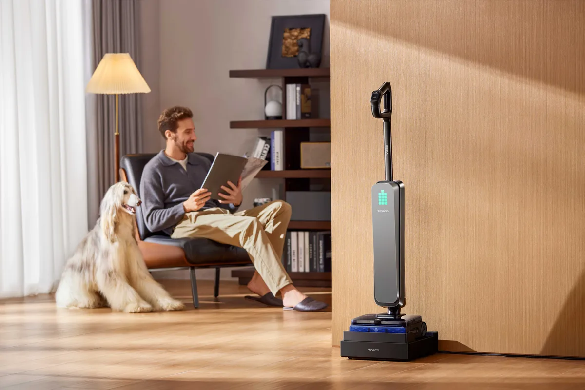 Un model Floor One lângă o persoană care citește, într-un decor modern.