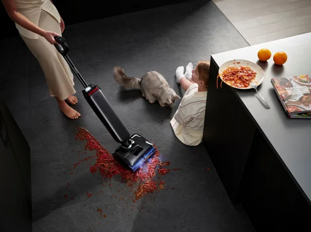 Demonstrație de curățare cu aspiratorul Floor One pe o podea murdară.