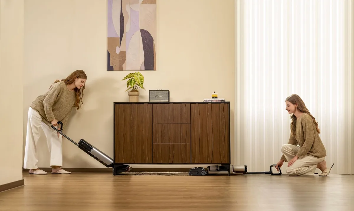 Demonstrație de utilizare a aspiratoarelor Tineco în interiorul unui living modern.