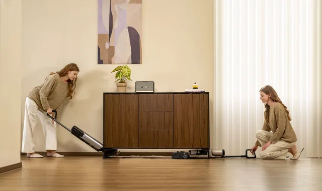 Demonstrație de utilizare a aspiratoarelor Tineco în interiorul unui living modern.