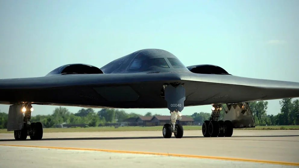 Bombardier B-2 Spirit pregătit pentru decolare pe pistă.