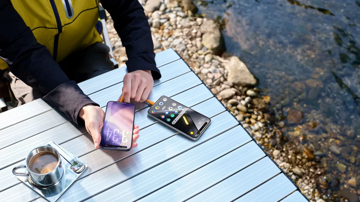 Utilizator interacționând cu smartphone-ul POCO X8 Pro în natură.