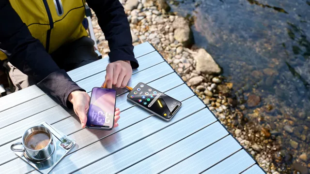 Utilizator interacționând cu smartphone-ul POCO X8 Pro în natură.