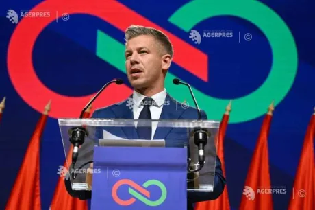 Peter Magyar discutând despre relațiile Ungariei cu Israelul la o conferință de presă.