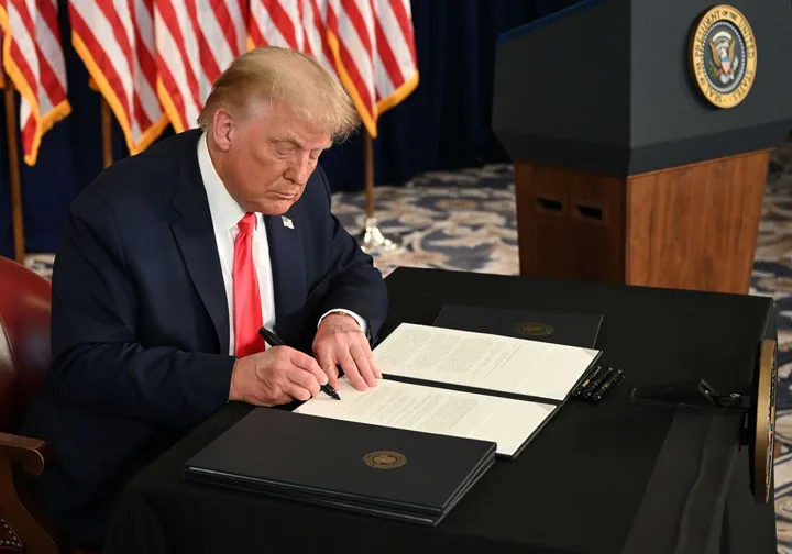 Donald Trump semnând un ordin executiv pentru strategia de apărare America First.