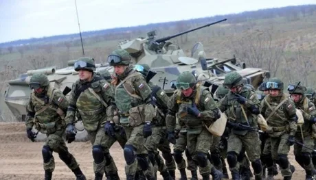 Soldați în exercițiu militar, pregătiți pentru o simulare strategică.