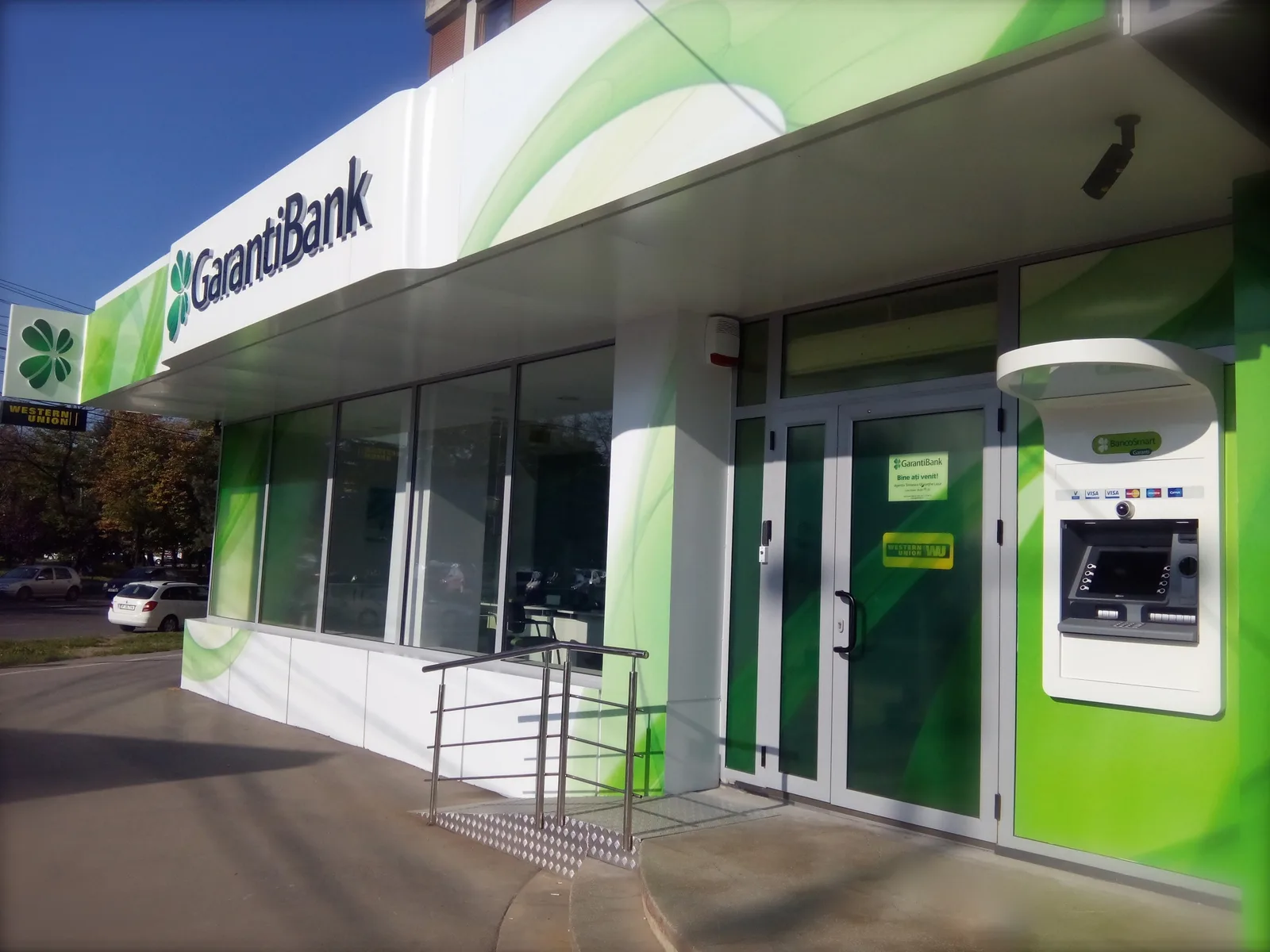 Sediul Garanti Bank România, cu logo verde și ușă de acces.