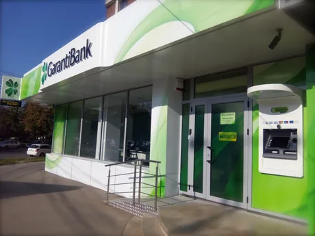 Sediul Garanti Bank România, cu logo verde și ușă de acces.